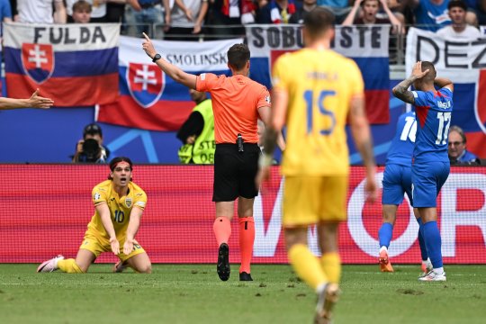 Specialiștii din arbitraj se contrează pe maginea penalty-ului obținut de Ianis Hagi: ”Nu contează ce zice lumea, decizia este clară” + ”Contactul este în afara careului”