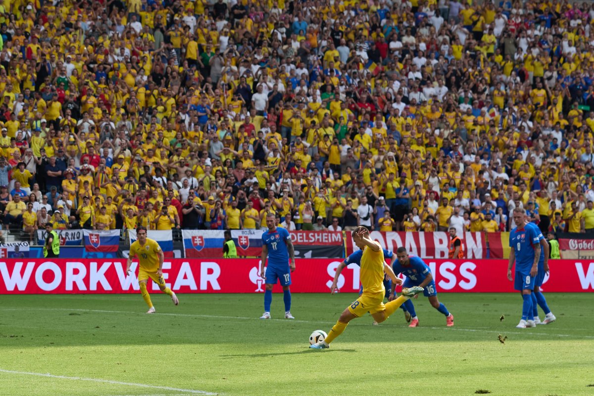 Momentul în care Răzvan Marin bate penalty-ul în meciul cu Slovacia