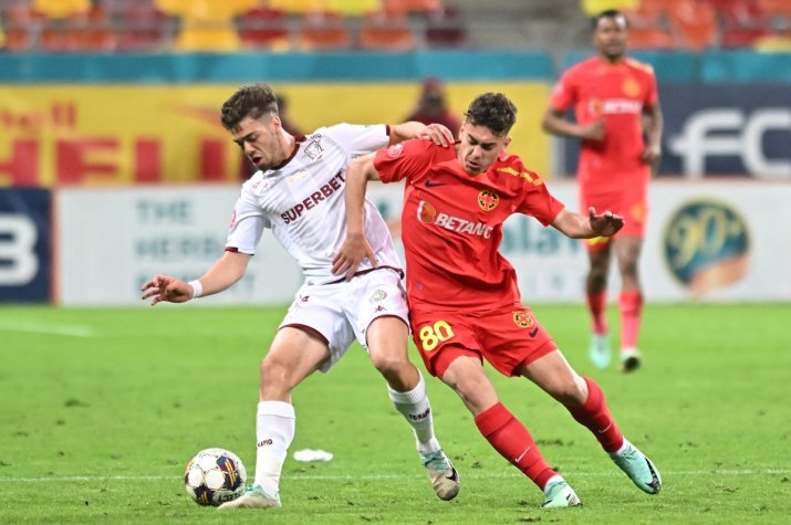 Andrei Borza, în duel cu Eduard Radaslavescu, FCSB - Rapid, 2-2.