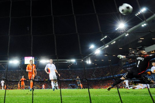 Același obiectiv după 16 ani. România întâlnește Olanda pentru prima oară la un turneu final după Euro 2008. Cum arătau atunci cele două echipe