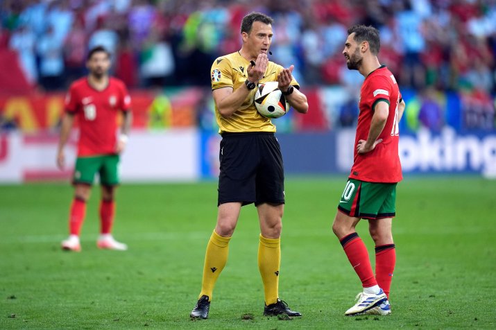 Zwayer, într-o discuție cu Bernardo Silva, în timpul meciului Portugalia - Turcia de la Euro 2024