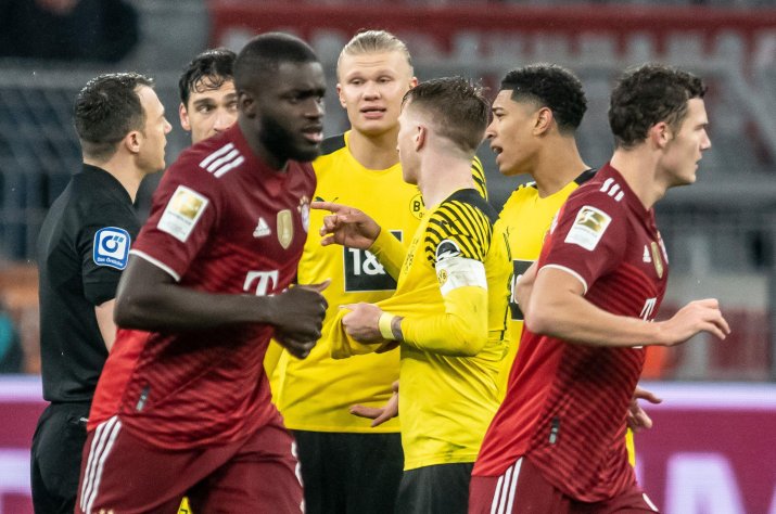 Zwayer, înconjurat de jucătorii Borussiei Dortmund, la meciul disputat contra lui Bayern Munchen în decembrie 2021