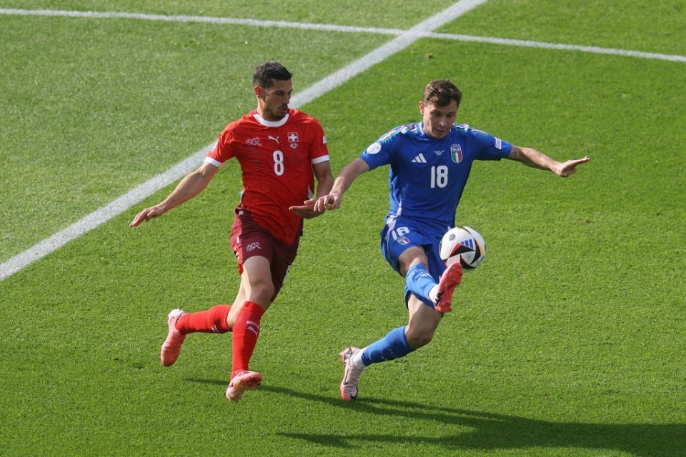 Duel între Barella (Italia) și Freuler (Elveția)