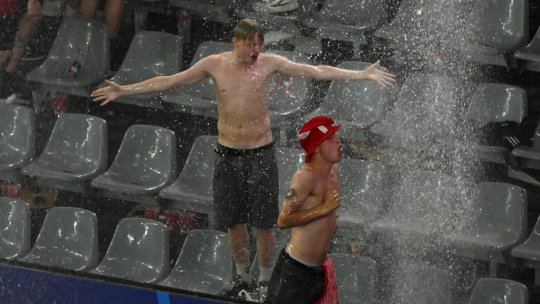 Danezii ”și-au pierdut mințile” după întreruperea meciului cu Germania! Imagini memorabile de la Dortmund