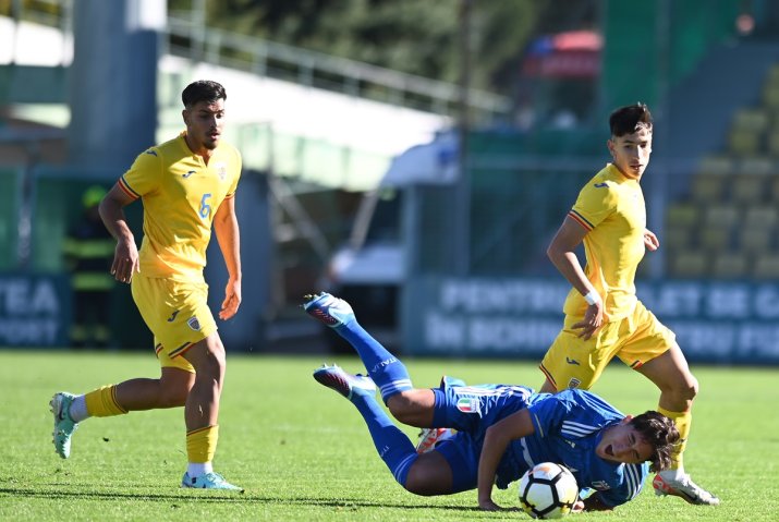 Matei Marin (stânga) la un meci al României U18