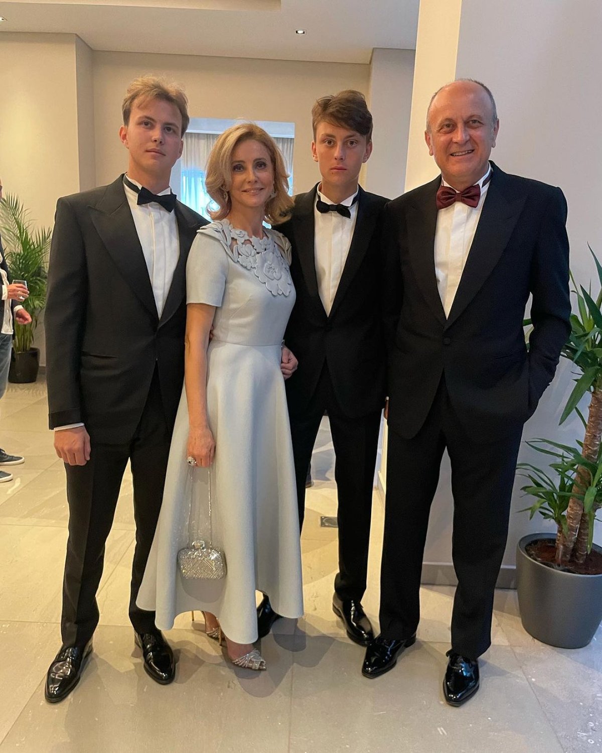 Dan și Diana Șucu, împreună cu cei doi băieți, Dan Matei și Andrei Șucu