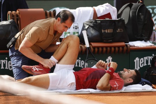 Novak Djokovic, accidentat, s-a retras de la Roland Garros