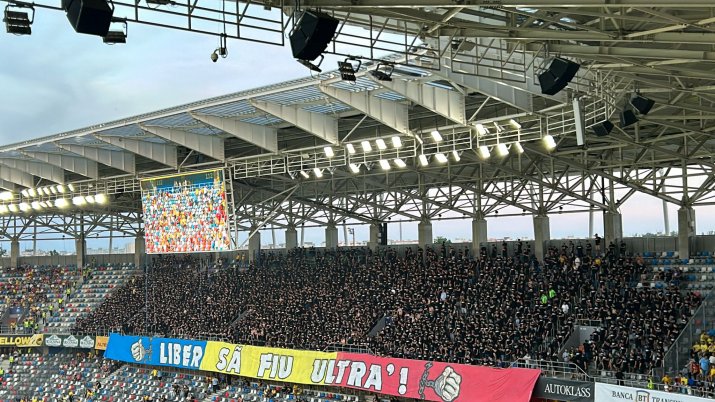 Bannerul adus pe stadion de galeria tricoloră la meciul cu Liechtenstein