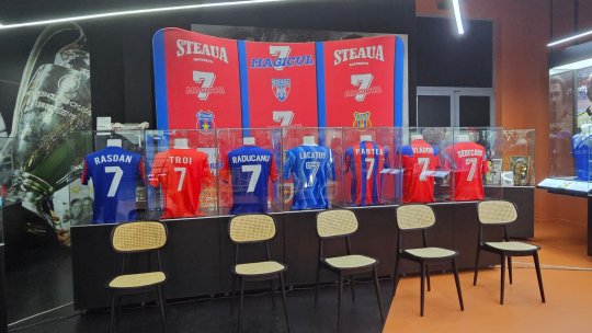 Florin Răsdan, lângă Marius Lăcătuș și Jean Vlădoiu. Steaua a scos la licitație 7 tricouri ale unor jucători ”de legendă” de aniversarea de 77 de ani a clubului
