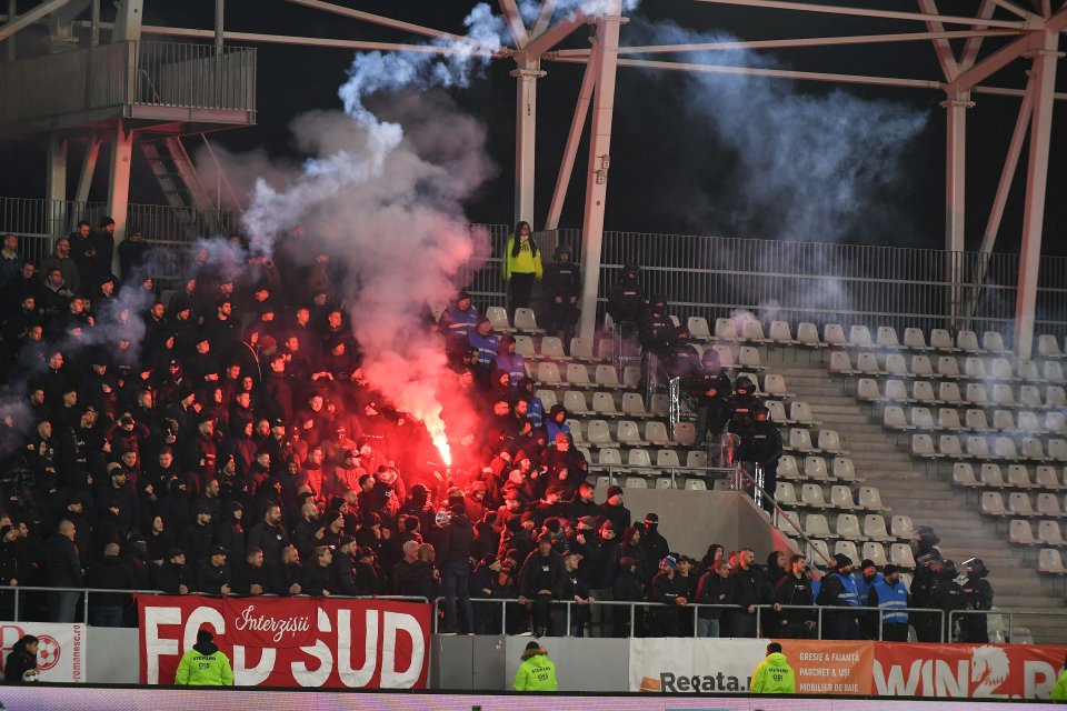 O parte a galeriei dinamoviste în meciul de fotbal dintre Dinamo București și UTA Arad, contând pentru SUPERLIGA SUPERBET, desfășurat pe Stadionul ”Arcul de Triumf” din București, 8 martie 2024