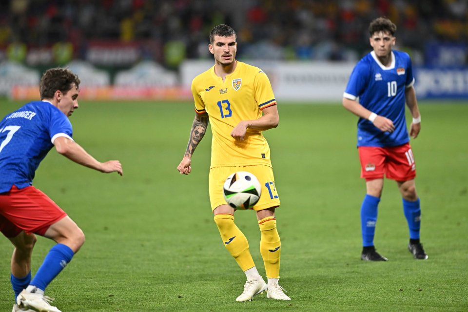 Valentin Mihăilă (centru, în galben) în meciul amical de fotbal dintre România și Liechtenstein, desfășurat pe Stadionul Steaua din București, 7 iunie 2024