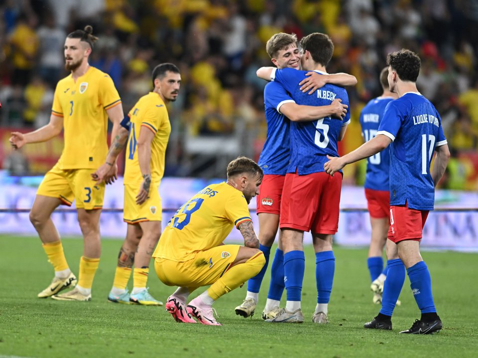 Fotbalistii din Liechtenstein (cu tricouri albastre) se bucură spre dezamăgirea lui Radu Drăgușin, Nicolae Stanciu și Denis Drăguş (în galben, de la stânga la dreapta) după meciul amical de fotbal Romania - Liechtenstein 0-0, desfășurat pe Stadionul Steaua din București, 7 iunie 2024