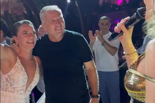 Imagini nemaivăzute cu Dan Petrescu! Antrenorul CFR-ului dansează înconjurat de lăutari!