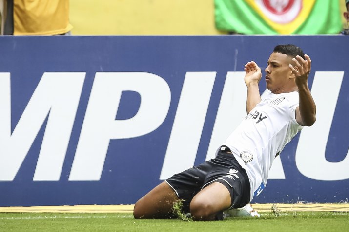 Tailson, celebrând marcarea singurului său gol reulit pentru Santos