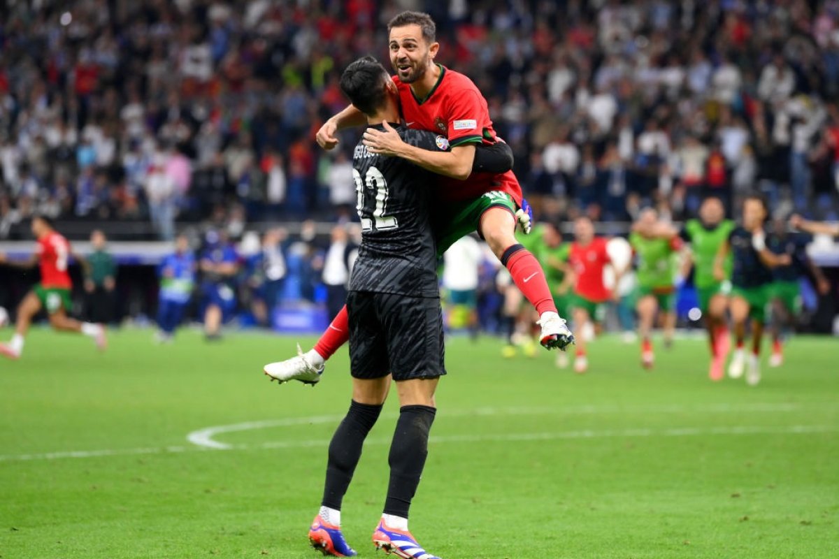 Diogo Costa îl îmbrățișează pe Bernardo Silva