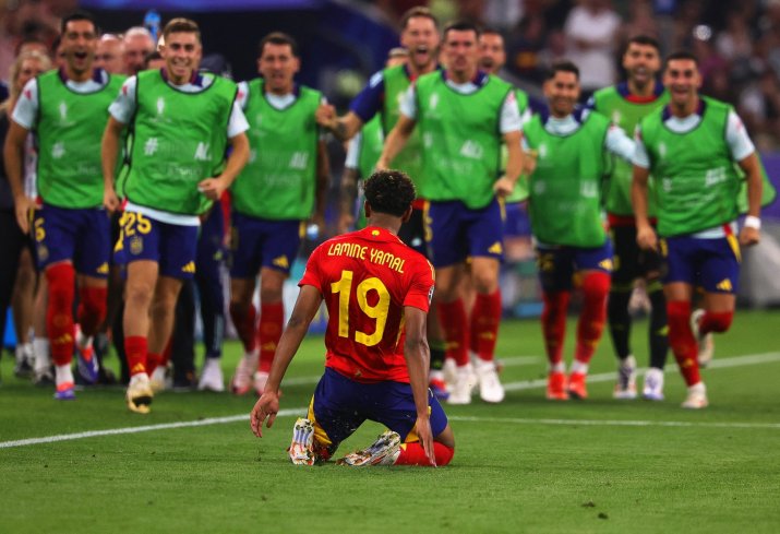 Lamine Yamal (16 ani) sărbătorește în fața rezervelor Spaniei golul superb înscris în poarta lui Magnian