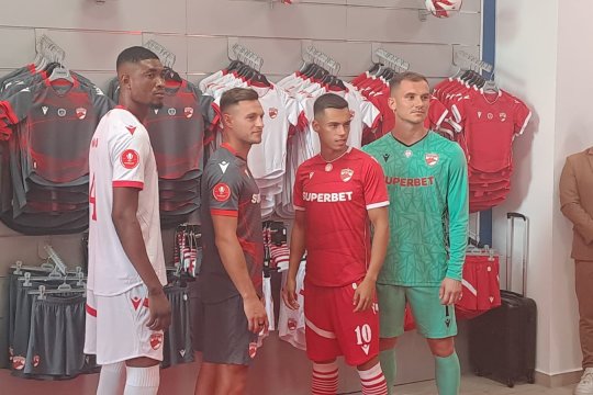 Dinamo și-a prezentat noile echipamente. ”Câinii” au și un nou sponsor principal