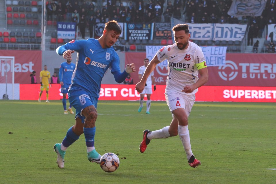 Jovan Markovic (Universitatea, în albastru) și Ionuț Stoica (FC Hermannstadt) în meciul de fotbal dintre AFC Hermannstadt Sibiu și Universitatea Craiova, contând pentru Superliga Superbet, desfășurat pe Stadionul Municipal din Sibiu,10 decembrie 2023