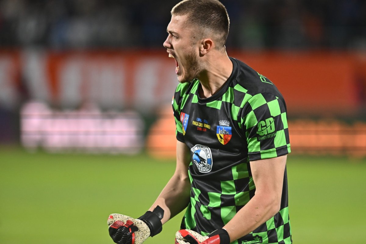 Stefan Lefter (Corvinul) se bucură după apărarea unui penalty la loviturile de departajare de după meciul de fotbal dintre Corvinul Hunedoara și Oțelul Galați, finala Cupei României Betano, desfasurat pe Stadionul Municipal din Sibiu,15 mai 2024