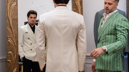 Omul care i-a făcut costumele de nuntă lui Ianis dezvăluie toate secretele vestimentare ale ”decarului” României, cu o zi înainte de marele eveniment: ”O lună și două săptămâni a durat! Am fost și în Spania la el!"