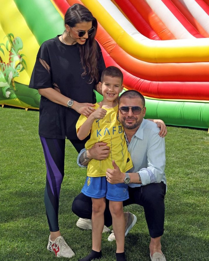 Sandra și Adrian Mutu, împreună cu fiul lor, Tiago.