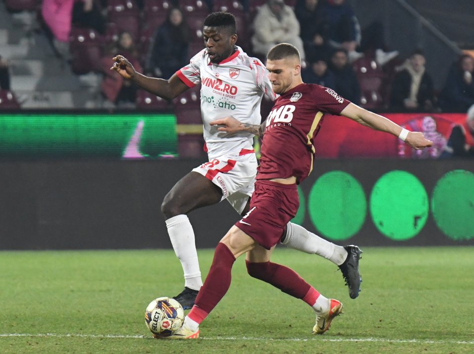 Eddy Gnahore (Dinamo, în alb) și Daniel Bîrligea (CFR Cluj) în meciul de fotbal dintre CFR Cluj și Dinamo București, contând pentru Superliga Superbet, desfășurat pe Stadionul ”Dr.Constantin Rădulescu” din Cluj-Napoca, 23 februarie 2024