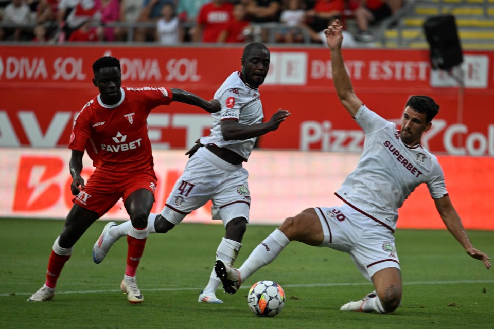 Eric Omondi (UTA, în roșu), Christopher Braun (Rapid, în centru) și Filip Blazek (Rapid, dreapta) în meciul de fotbal UTA Arad -  Rapid 1-1, contând pentru Etapa 1 din Superliga Superbet, desfășurat pe Arena ”Francisc Neuman” din Arad, 13 iulie 2024