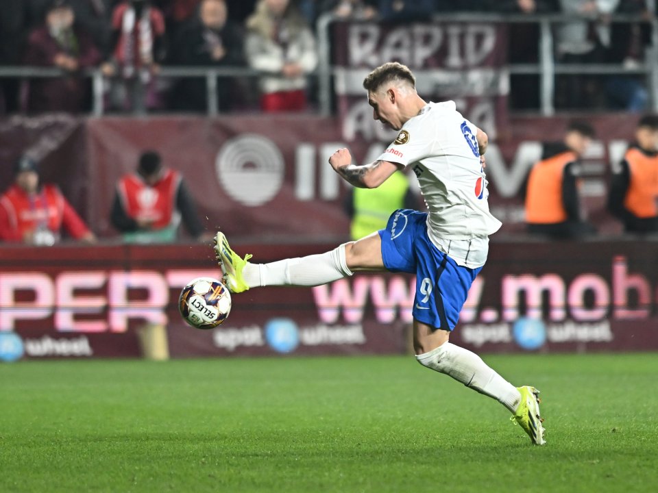 Louis Munteanu marchează un gol în meciul de fotbal dintre Rapid și Farul Constanța, din cadrul Play-off-ului Superligii Superbet, desfășurat pe Superbet Arena-Giulești din București, 15 martie 2024