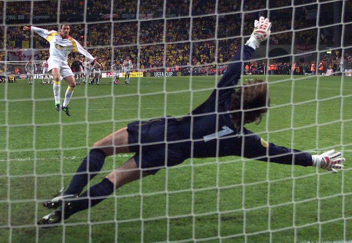 Gică Popescu, executând un penalty în finala Cupei UEFA