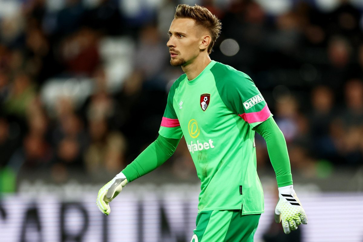 Andrei Ionuț Radu în tricoul celor de la Bournemouth, împrumutat de Inter