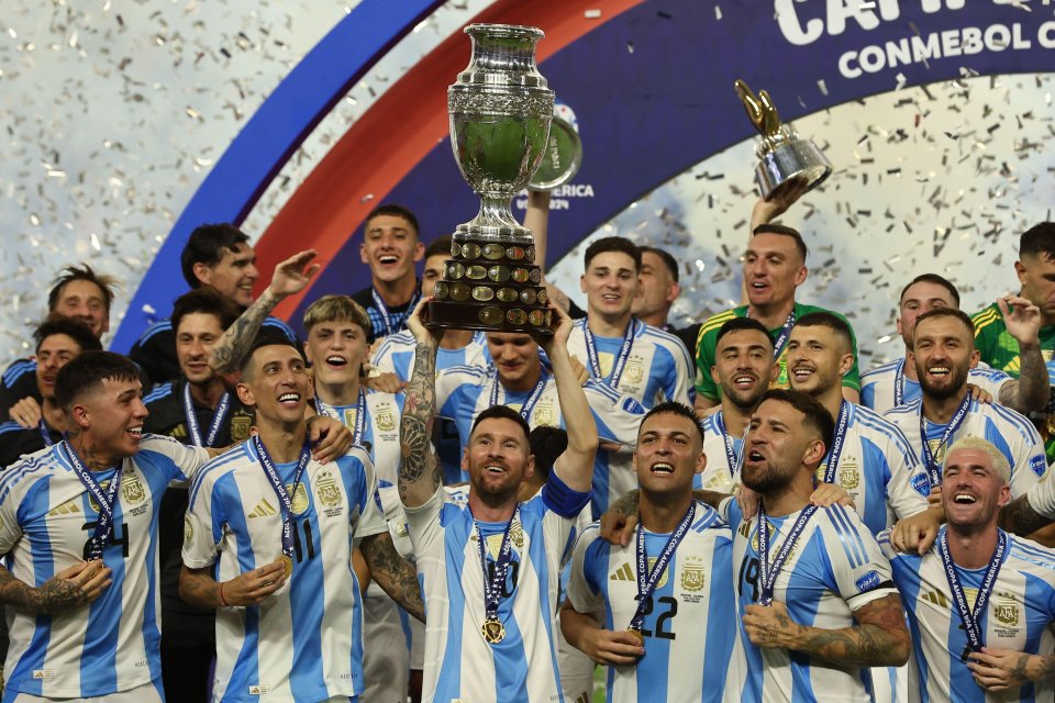 Naționala Argentinei ridicând trofeul Copa America 2024