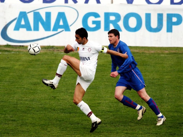 Adrian Iencsi (stânga), într-un derby Rapid - Steaua