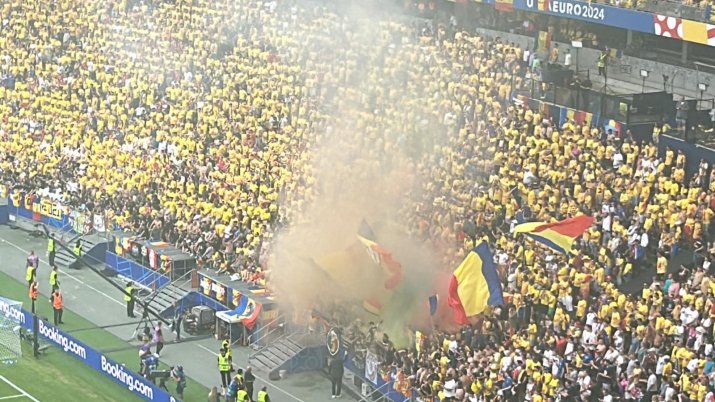 Suporterii României au aprins fumigene în culorile tricolorului la meciul cu Slovacia, de la Frankfurt, încheiat 1-1