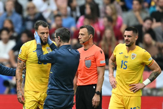 Mogoș, scos din joc după jumătate de oră de intervenția dură a lui Dumfries! Atacul care a dus la schimbarea fundașului