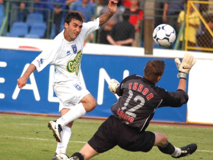Duel Ionuț Luțu - Martin Tudor, dintr-un derby Craiova - Steaua de la începutul anilor 2000