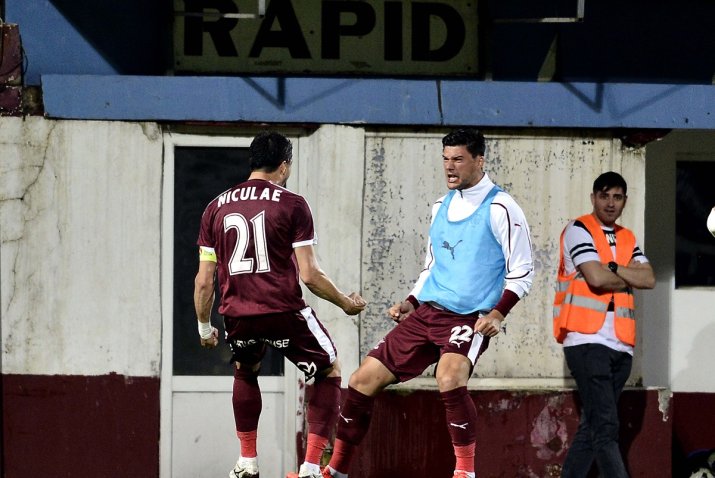 Daniel Niculae, felicitat de Cristian Săpunaru după un gol marcat în Rapid - Universitatea Craiova, 1-2, în 2015.