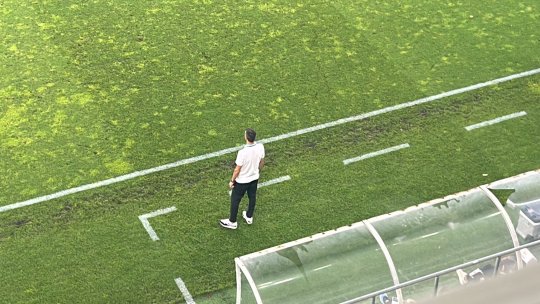 Cum este înregistrat Mehmet Topal pentru a putea da indicații echipei, deși nu are licență PRO