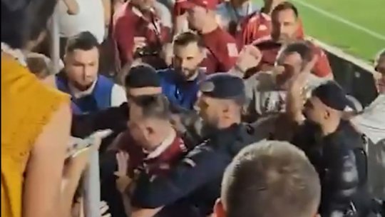 Atenție, imagini de o violență rară! Jandarmii bruschează un suporter rapidist și îl pun la pământ!