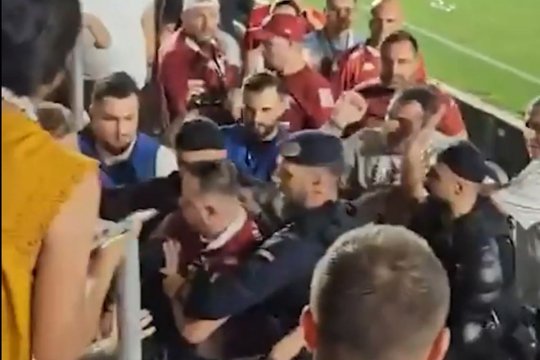 Atenție, imagini de o violență rară! Jandarmii bruschează un suporter rapidist și îl pun la pământ!