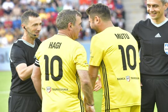 Adrian Mutu l-ar putea înlocui pe Gică Hagi pe banca tehnică a Farului, dacă ”Regele” ajunge selecționerul României