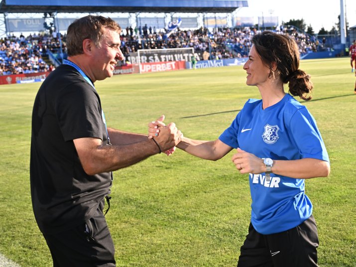 Gică a zâmbit doar înaintea partidei cu FC Botoșani, când a felicitat-o pe antrenoarea echipei feminine a Farului, Monica Raluca Sârghe