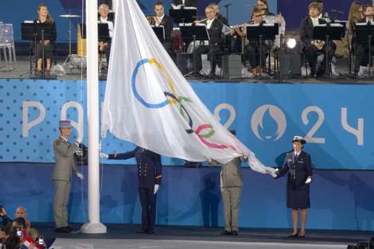 Erori majore la JO Paris 2024. Coreea de Sud, confundată cu Coreea de Nord. Steagul Jocurilor Olimpice a fost arborat invers