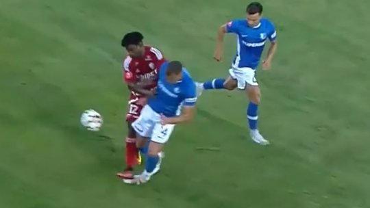 Intrare horror în startul reprizei secunde a partidei Farul - FC Botoșani! Fotbalistul moldovenilor a văzut direct cartonașul roșu