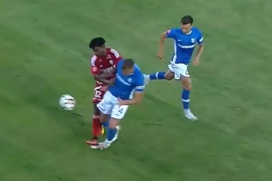 Intrare horror în startul reprizei secunde a partidei Farul - FC Botoșani! Fotbalistul moldovenilor a văzut direct cartonașul roșu
