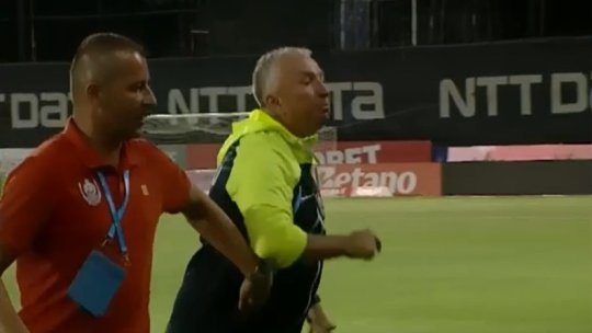 Dan Petrescu, criză de nervi la pauza meciului cu Craiova! Antrenorul CFR-ului a zbierat la arbitru și l-a ”fugărit” spre vestiare