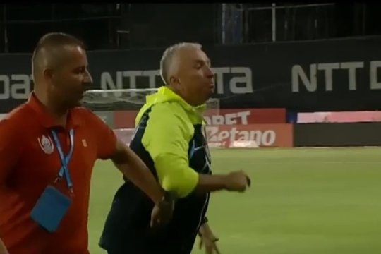 Dan Petrescu, criză de nervi la pauza meciului cu Craiova! Antrenorul CFR-ului a zbierat la arbitru și l-a ”fugărit” spre vestiare