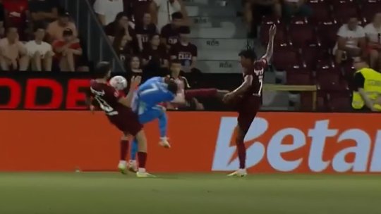 Probleme pentru Dan Petrescu! CFR a rămas în inferioritate numerică în finalul primei reprize după o intrare de K1