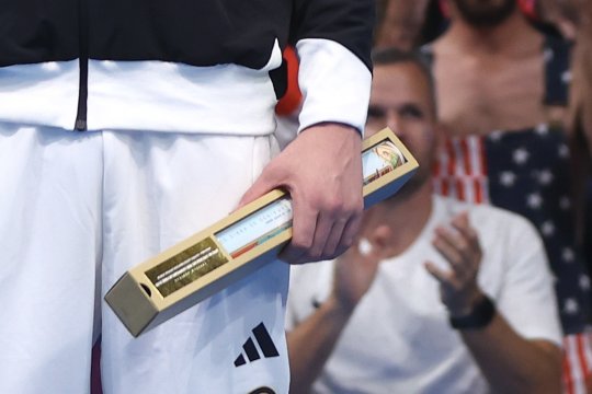 Cadoul misterios pe care ar urma să-l primească David Popovici dacă ia medalie la JO 2024. Ce se află în cutia maro acordată fiecărui sportiv