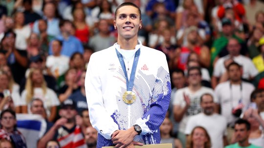 Primele imagini cu David Popovici cu medalia de aur olimpică la gât! Reacția românului după victorie: ”Mă bucur că țara m-a urmărit”