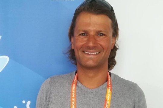 La aproape 50 de ani, nu renunță la marea pasiune! S-a clasat pe locul 9 la Campionatul European Masters de la Belgrad. Ce șanse îi dă lui David Popovici la Jocurile Olimpice